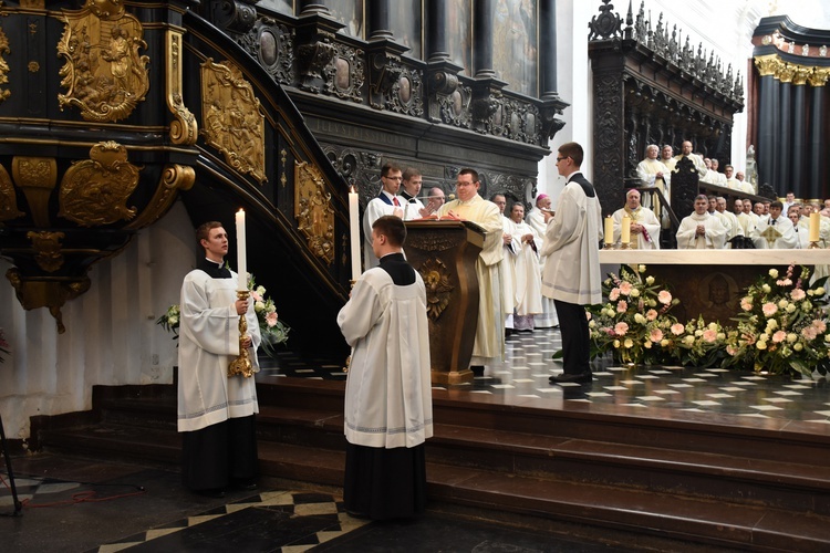 Paliusz na ramionach abp. Tadeusza Wojdy