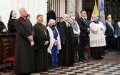 Paliusz na ramionach abp. Tadeusza Wojdy