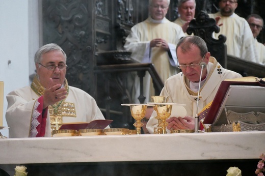 Paliusz na ramionach abp. Tadeusza Wojdy