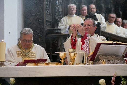 Paliusz na ramionach abp. Tadeusza Wojdy