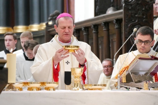 Paliusz na ramionach abp. Tadeusza Wojdy