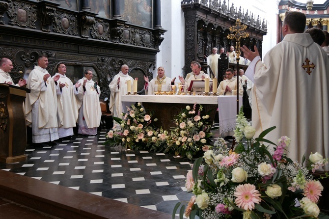 Paliusz na ramionach abp. Tadeusza Wojdy