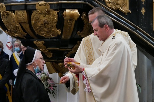 Paliusz na ramionach abp. Tadeusza Wojdy