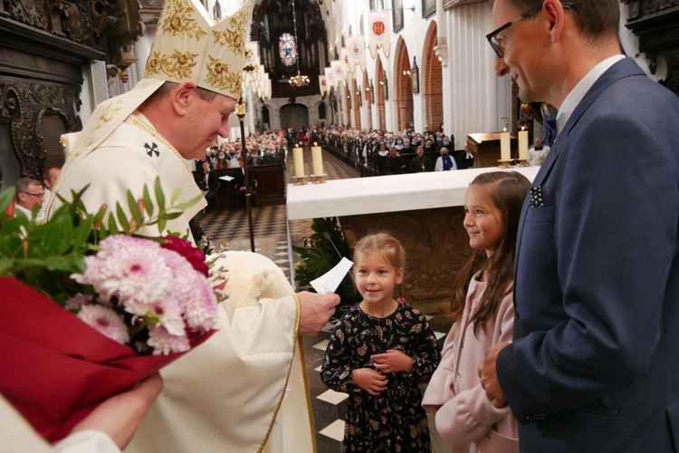 Paliusz na ramionach abp. Tadeusza Wojdy