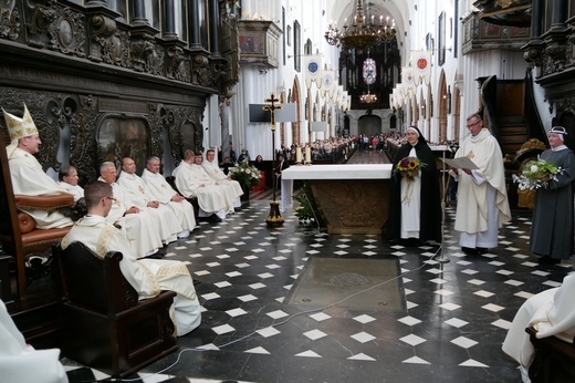 Paliusz na ramionach abp. Tadeusza Wojdy