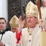 Paliusz na ramionach abp. Tadeusza Wojdy