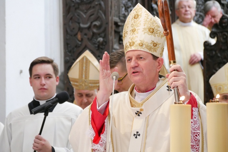 Paliusz na ramionach abp. Tadeusza Wojdy