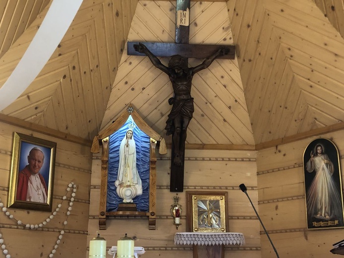 Modlitwa w górskiej kaplicy Podwyższenia Krzyża Świętego na Przegibku - 2021