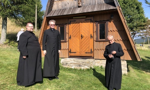 Księża po zakończonym nabożeństwie fatimskim, przed wejściem do kaplicy.