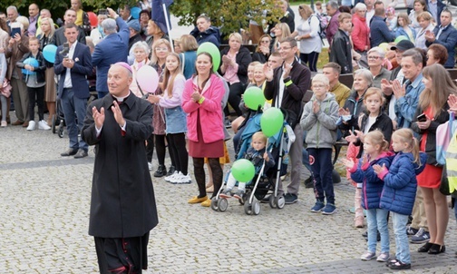 Uczestników marszu oklaskuje bp Marek Solarczyk, który wziął w nim udział.