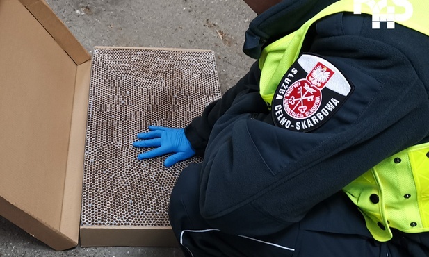 Śląskie. Papierosy, zamiast bakalii. Nielegalny załadunek w ciężarówce na DK1
