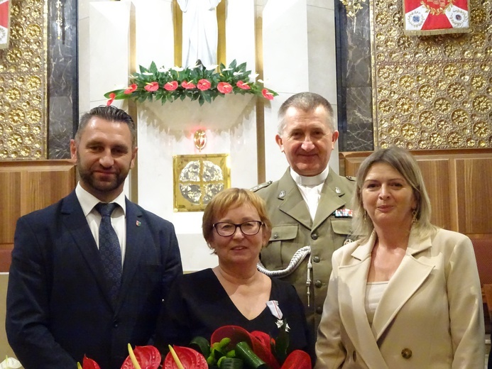 Anita Gietka, druga z lewej, po potrzymaniu odznaczenia.