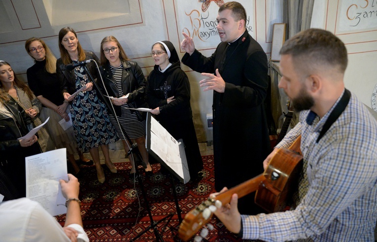 Ks. Piotr Gruszka dyryguje zespołem muzycznym podczas Mszy św., która poprzedziła tegoroczny Marsz dla Życia i Rodziny.