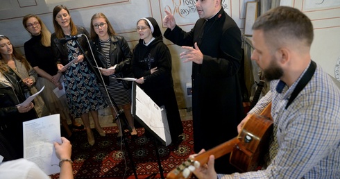 Ks. Piotr Gruszka dyryguje zespołem muzycznym podczas Mszy św., która poprzedziła tegoroczny Marsz dla Życia i Rodziny.