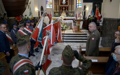 Poczty sztandarowe na rocznicowej Mszy św. w kościele garnizonowym.