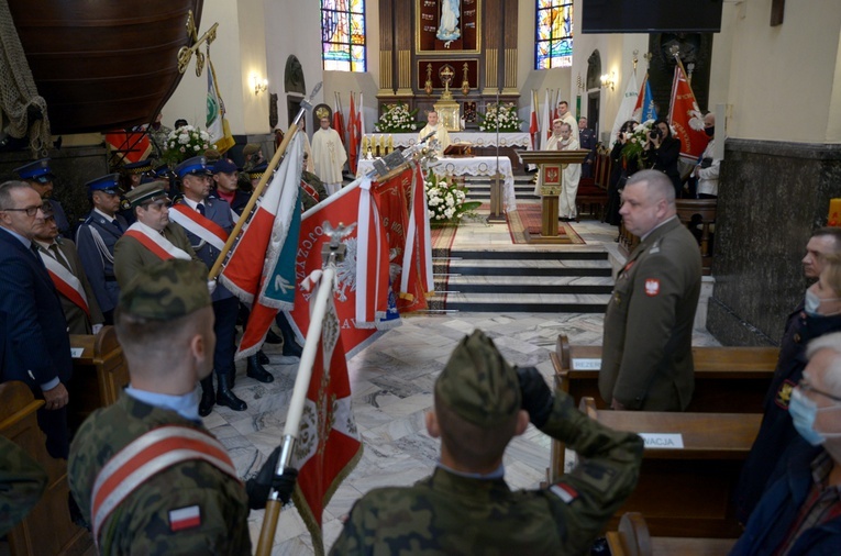 Poczty sztandarowe na rocznicowej Mszy św. w kościele garnizonowym.