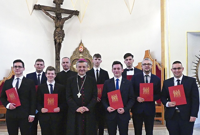 	Alumni z bp. Romanem Pindlem i ks. Sławomirem Kołatą.