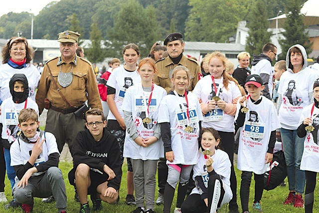 Młodzi biegacze z wnukami partyzanta „Orlika”.