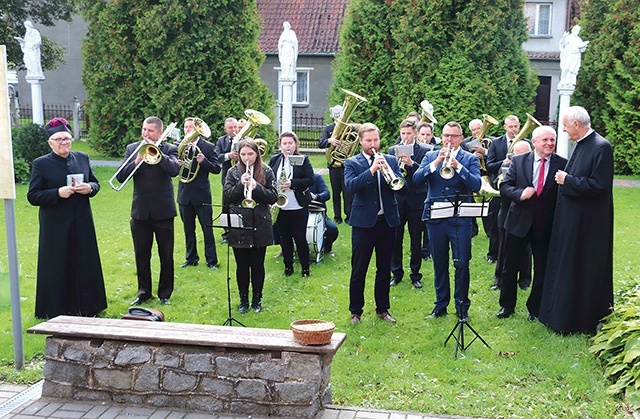 Po Eucharystii zespół dał krótki koncert na placu  przed kościołem.