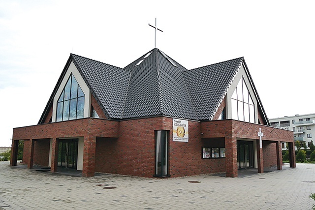 	2 października 2016 r. budynek oddano Panu Bogu  na wyłączną własność.