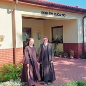 	Siostry Ida (z lewej) i Fides przy przedszkolu w Sobieszewie.