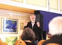 ▼	Pastor Erich Busse podczas spotkania w Artystycznej Galerii Izerskiej.