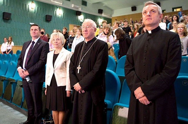 ▲	Bp Andrzej F. Dziuba wraz z uczniami Klasyka obejrzał premierę filmu i podzielił się świadectwem spotkania, nauczania bł. prymasa Wyszyńskiego.