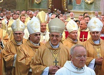 ▲	We Mszy św. uczestniczyło wielu biskupów.