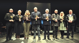 ▲	Laureaci (od lewej): ks. Stefan Batruch, Aleksandra Zińczuk, Justyna Domaszewicz, Krzysztof Cugowski, Aldon Dzięcioł, Robert Pranagal oraz Barbara Cholewa i Kordian Urlich z Gorącego Patrolu.