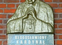 ▲	Płaskorzeźba  bł. kard. Wyszyńskiego znajduje się przy wejściu głównym do świątyni.