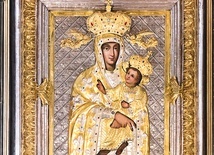 ▲	Krakowska Madonna, inaczej niż jej rzymski pierwowzór, jest delikatnie uśmiechnięta i patrzy wprost na modlącego się przed Nią człowieka.