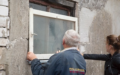 	Ludzie zebrali materiały i własnymi siłami adaptują pomieszczenie gospodarcze.