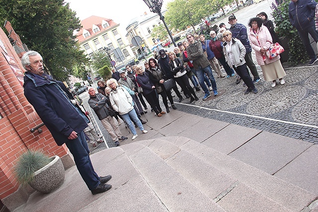 Spod ratusza słupszczanie ruszyli ku miejscu, gdzie dawniej stała synagoga.