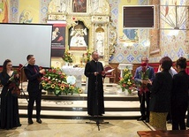 ▲	Ksiądz Marcin Sadowski poprowadził i komentował festiwalowe wydarzenia.