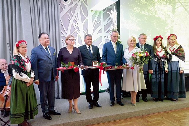 Podczas jubileuszowej gali przyznano również medale  „Pro Masovia” dla zasłużonych na rzecz Mazowsza.  Czwarta z prawej Ilona Jaroszek. 