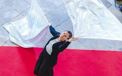 Widowiskowy taniec z flagami był nie tylko elementem choreograficznym, ale przede wszystkim uwielbieniem Boga.