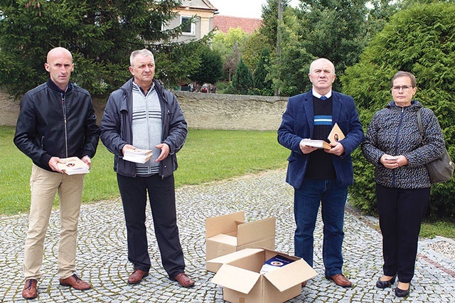 Po każdej Mszy św. członkowie Apostolstwa zachęcali do przekazywania ulotek osobom zainteresowanym.