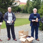 Po każdej Mszy św. członkowie Apostolstwa zachęcali do przekazywania ulotek osobom zainteresowanym.