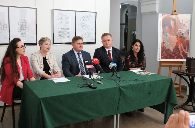 O wystawie opowiadali (od lewej): Magdalena Kołtunowicz, Paulina Szymalak-Bugajska, Leszek Ruszczyk, Adam Duszyk, Ilona Pulnar-Ferdjani.