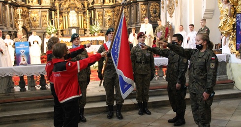 Obleczeni w husarskie skrzydła