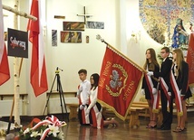 Obecność pocztów sztandarowych podkreślała wagę uroczystości.