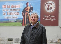 Br. Zbigniew Mirecki OFS przy domu zakonnym ojców kapucynów we Wrocławiu.