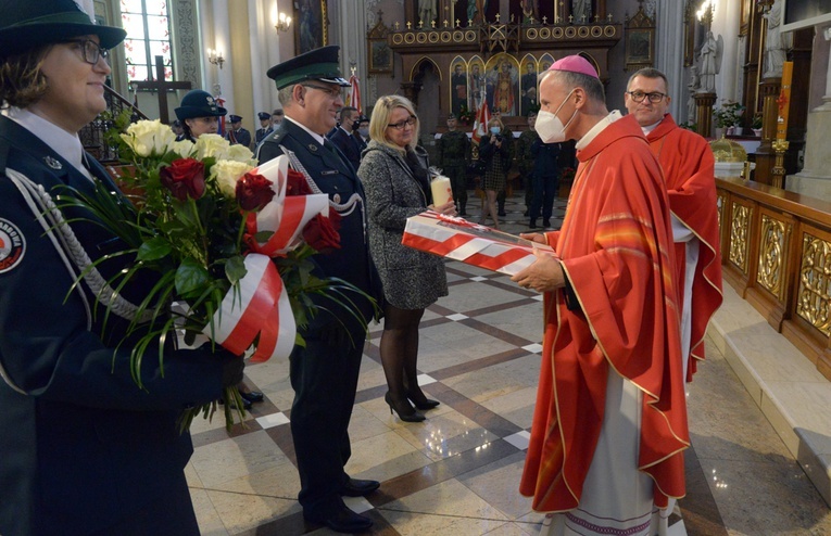 W darze dla radomskiej katedry pracownicy skarbówki przynieśli kapę, która będzie używana podczas nabożeństw.