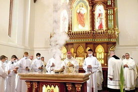 Obrzęd konsekracji nowego stołu eucharystycznego.