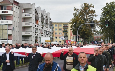 Panowie z zamku do sanktuarium przemaszerowali ze śpiewem i stumetrową polską flagą.