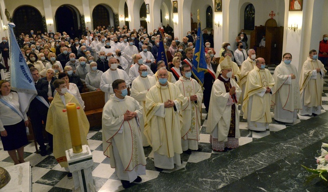 Na zakończenie odśpiewano hymn "Boże, coś Polskę". W modlitwie wzięło udział liczne grono wiernych.