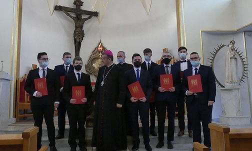 Alumni z bp. Romanem Pindlem i ks. wicerektorem Sławomirem Kołatą.