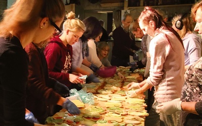 Wolontariusze z katowickiego klubu Wysoki Zamek przygotowują posiłek dla bezdomnych.