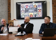Z nowym kalendarzem od lewej: Zbigniew Miazga, ks. Damian Drabikowski, dyrektor CDR, ks. Karol Piłat, zastępca dyrektora CDR.