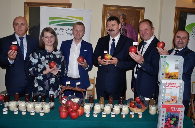 Uczestnicy rocznicowej gali. Drugi z prawej poseł Ziemi Opoczyńskiej Robert Telus.